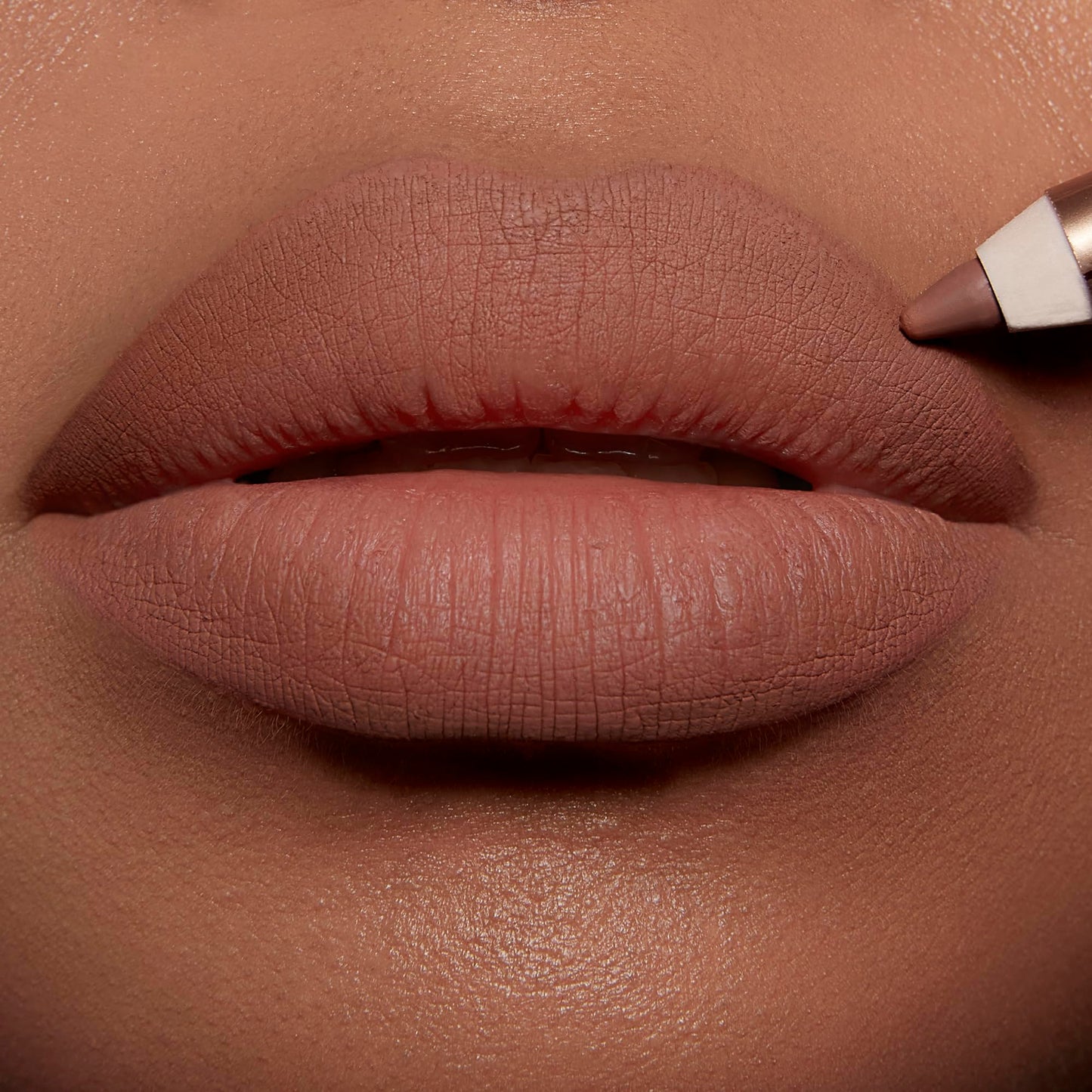 Charlotte Tilbury Lip Cheat Lip Liner Pencil - Gives Lips a Fuller-Looking, Defined Pout - Enriched with Jojoba Oil & Hyaluronic Acid - Waterproof, Smudge-Proof & Transfer-Proof - Iconic Nude