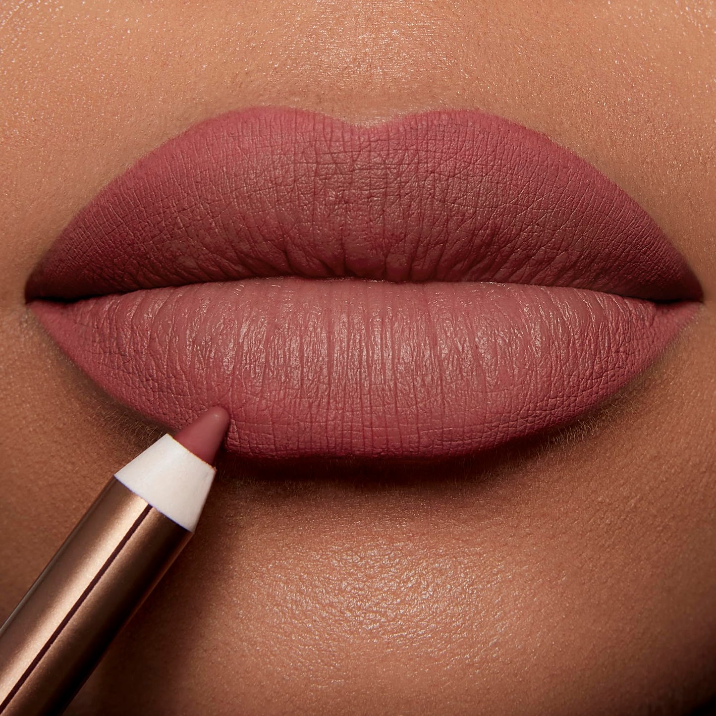 Charlotte Tilbury Lip Cheat Lip Liner Pencil - Gives Lips a Fuller-Looking, Defined Pout - Enriched with Jojoba Oil & Hyaluronic Acid - Waterproof, Smudge-Proof & Transfer-Proof - M.I Kiss